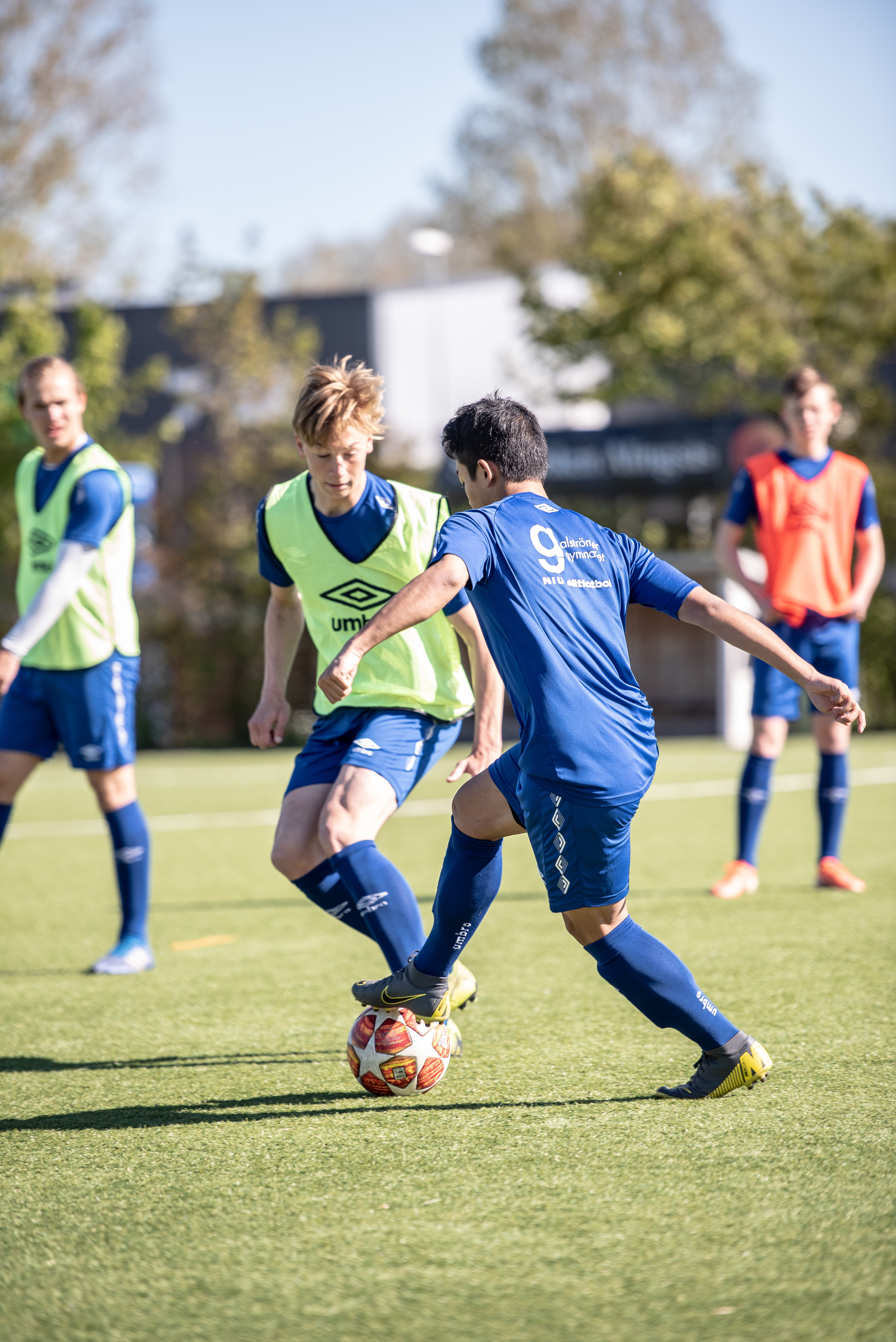 fyra elever spelar fotboll