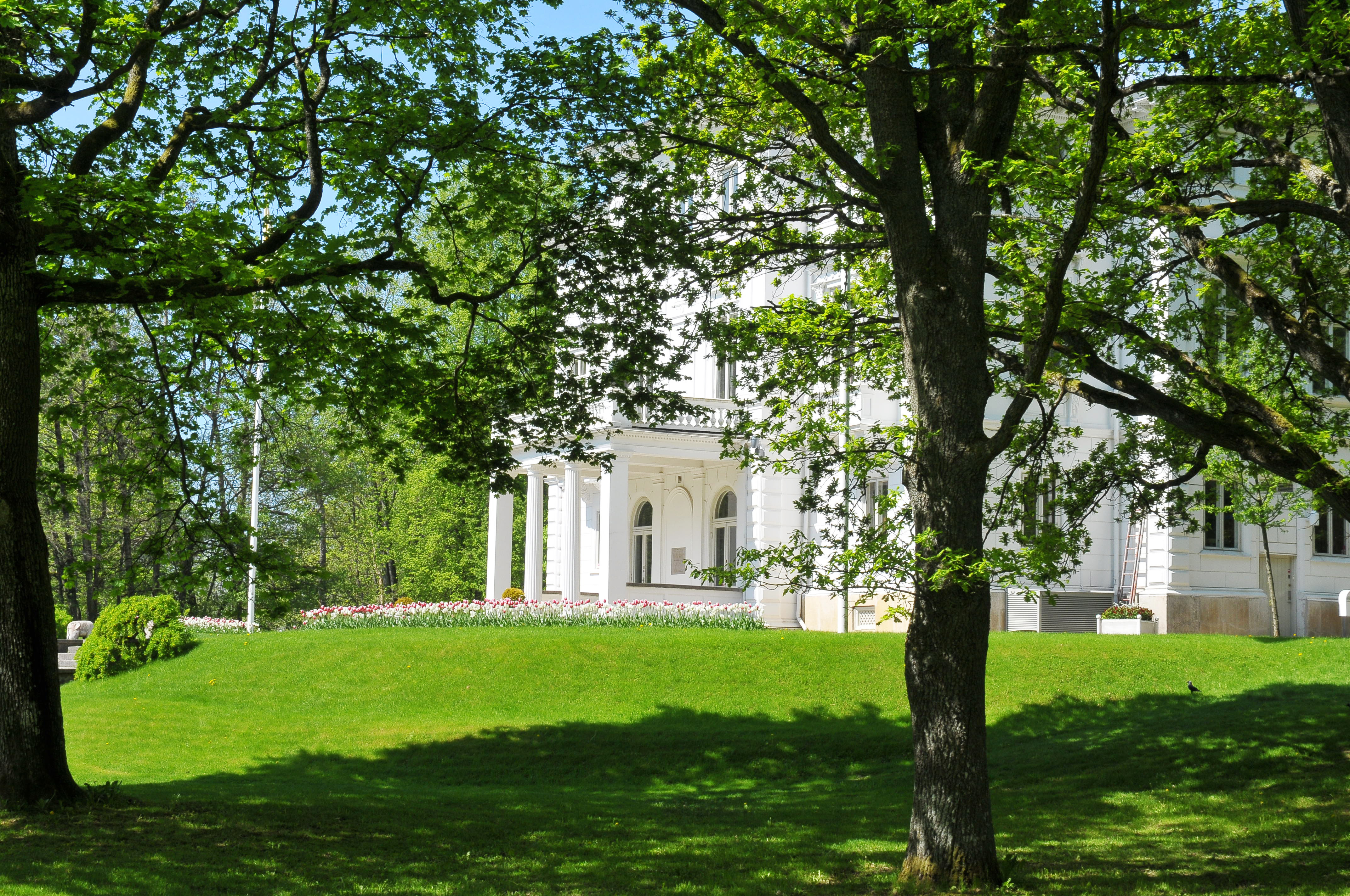 Mitt i parken finns en rak axel som går från Nolhaga slott ner genom parken till Säveån.