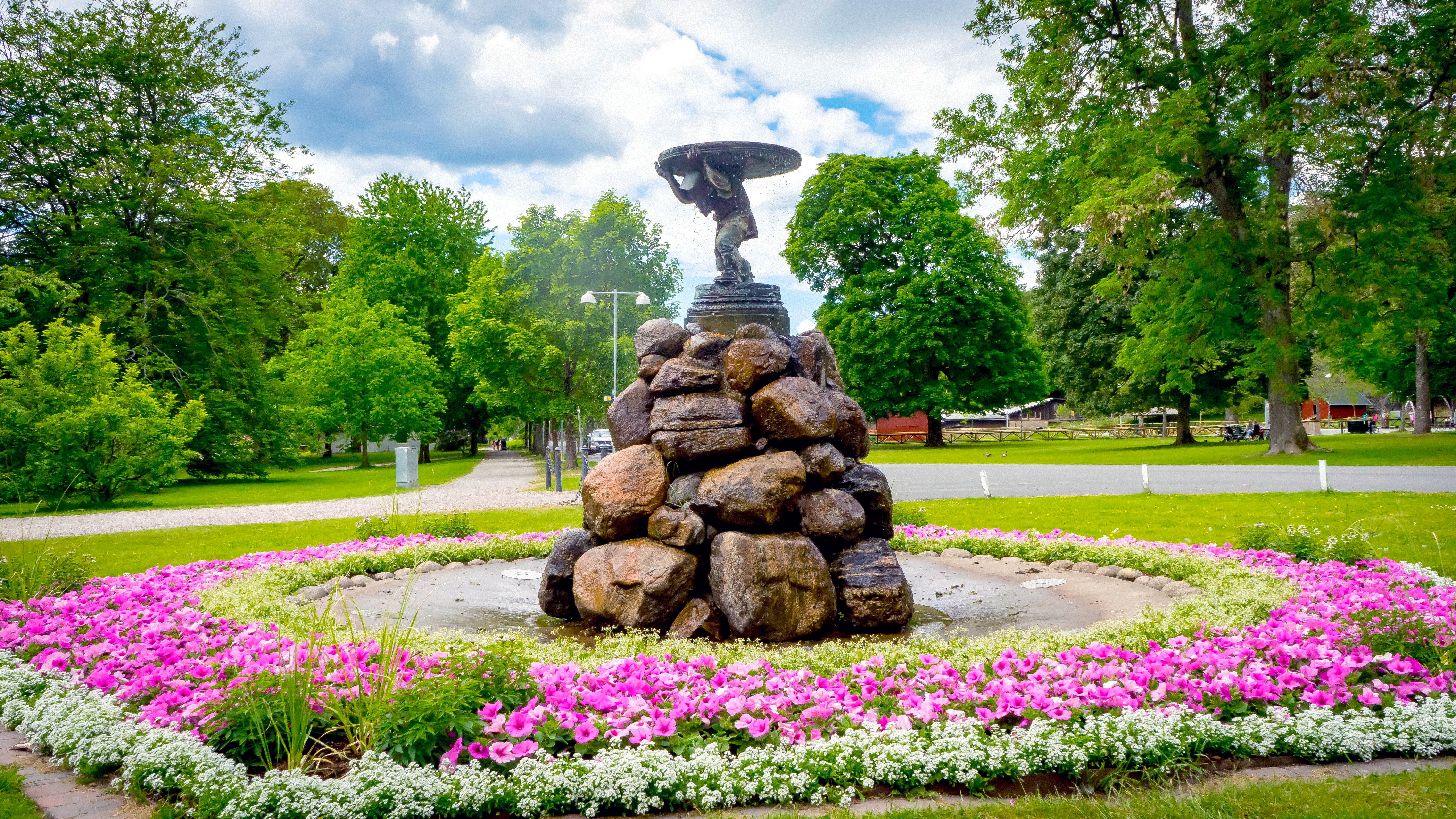 Framför slottet finns en fontän med en skulptur i folkmun kallad ”Smegubben”.