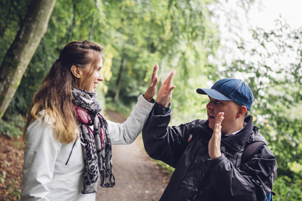 Två personer gör high five.