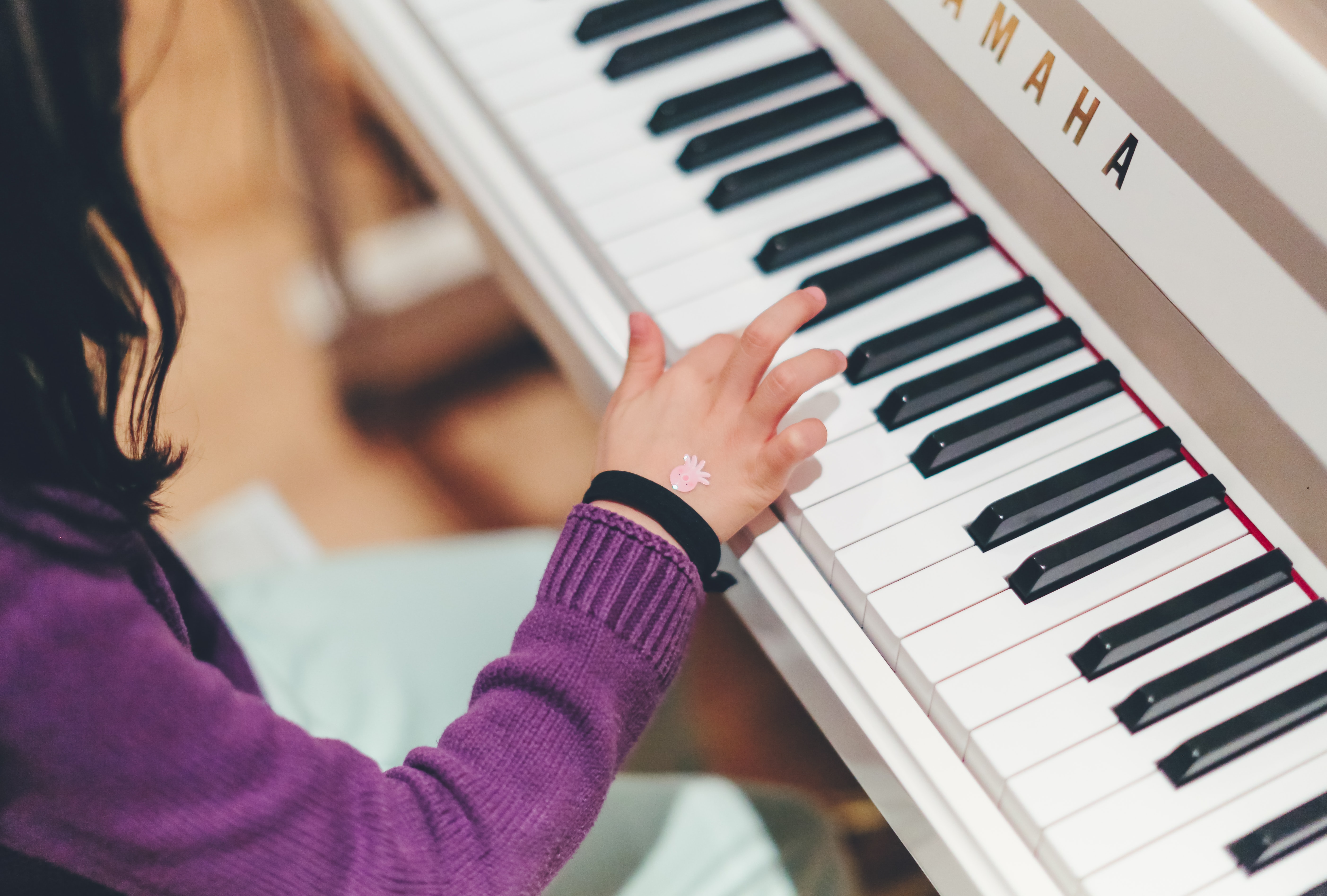 Spelar piano.