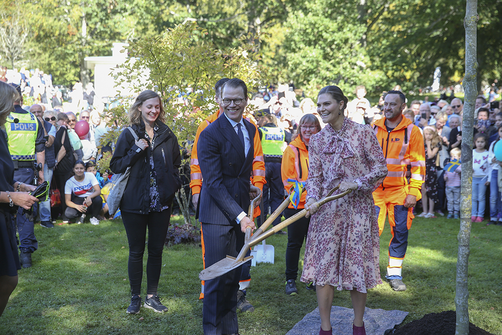 Prins Daniel och Kronprinsessan Victoria planterat träd.