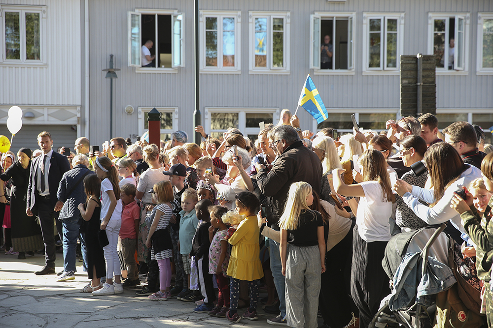 Folkfest i väntan på Kronprinsessparet.