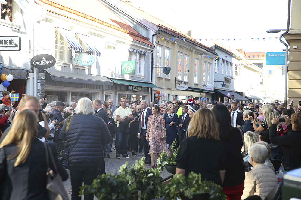 Victoria i folkvimlet längs Kungsgatan.