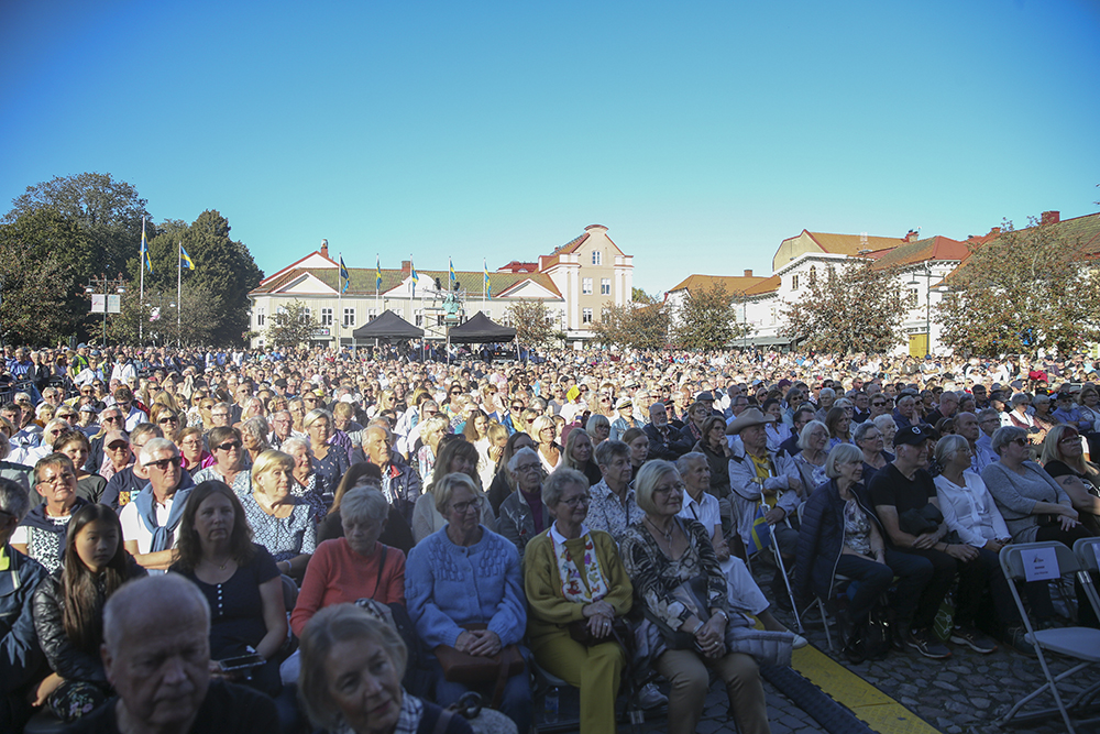 Fullsatt framför scenen på Stora torget.