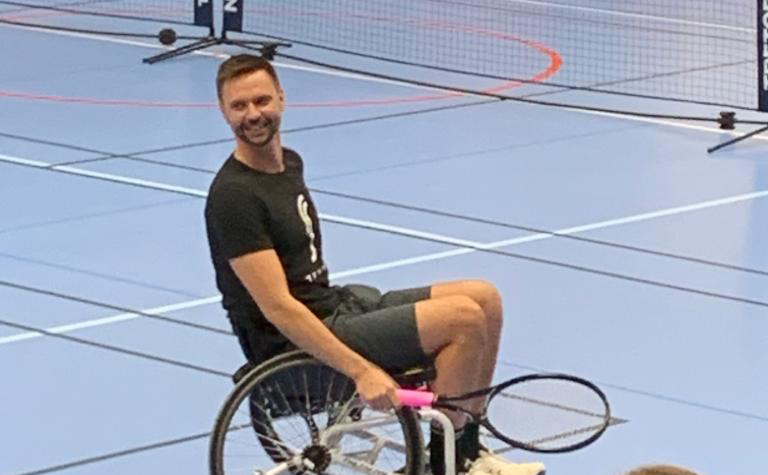 Robin Söderling i rullstol.