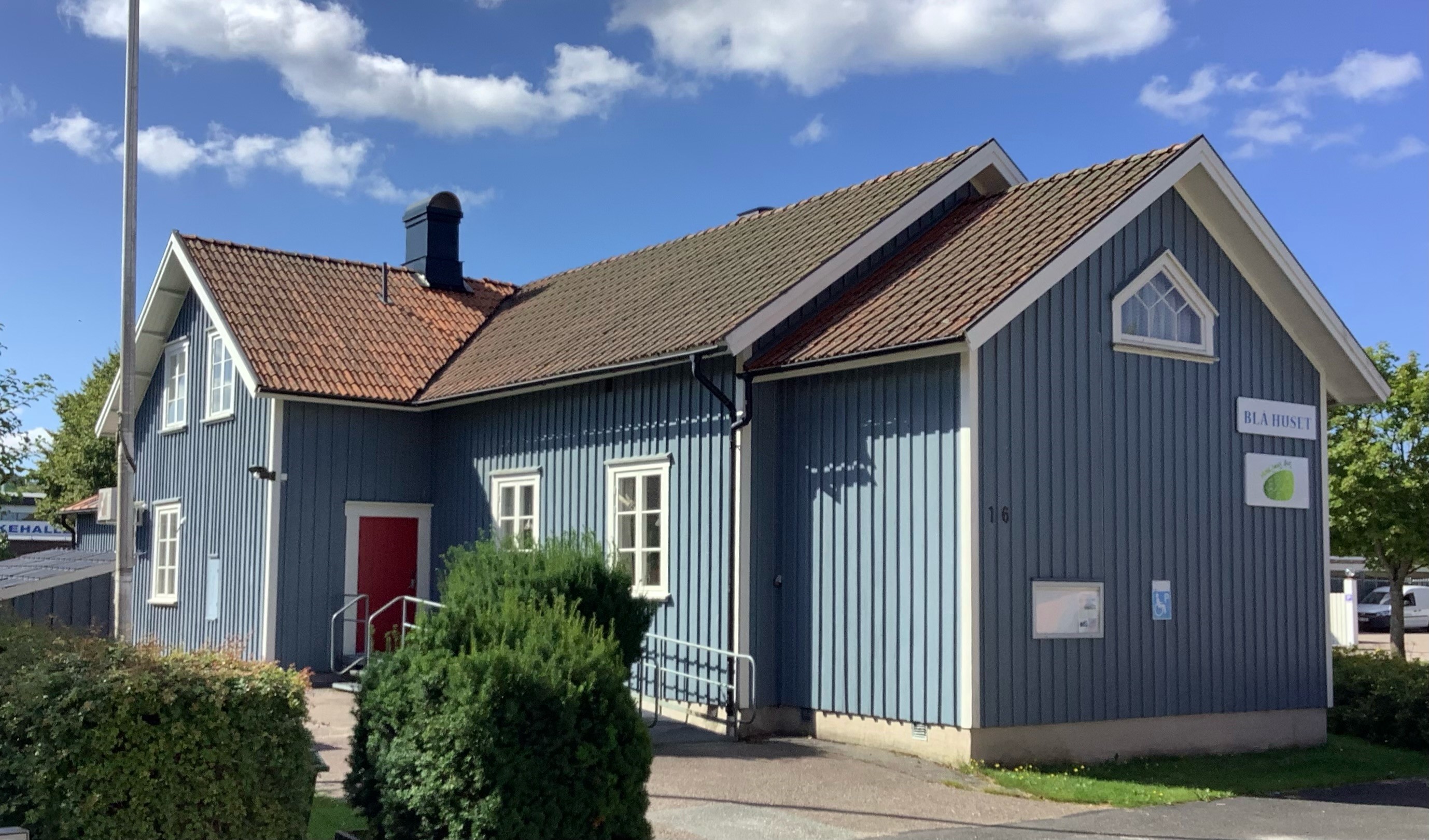 Blått stort hus. 