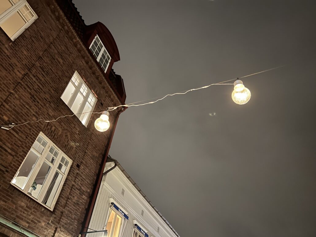 Höst på Kungsgatan i Alingsås stadskärna med en grå och mulen himmel i kvällen.