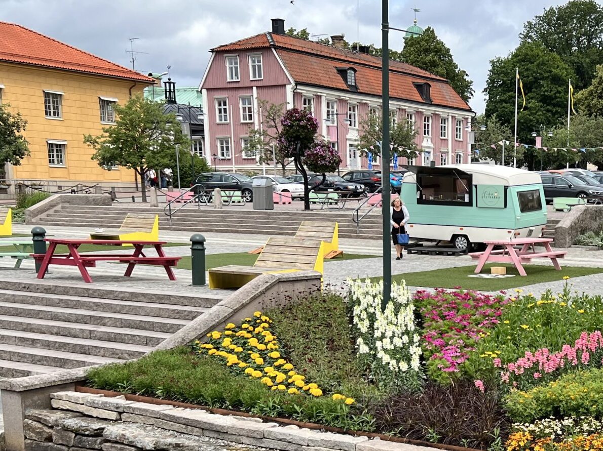 Sommartorget vid Lillån i Alingsås stadskärna med det rosa rådhuset och Stora Torget i bakgrunden