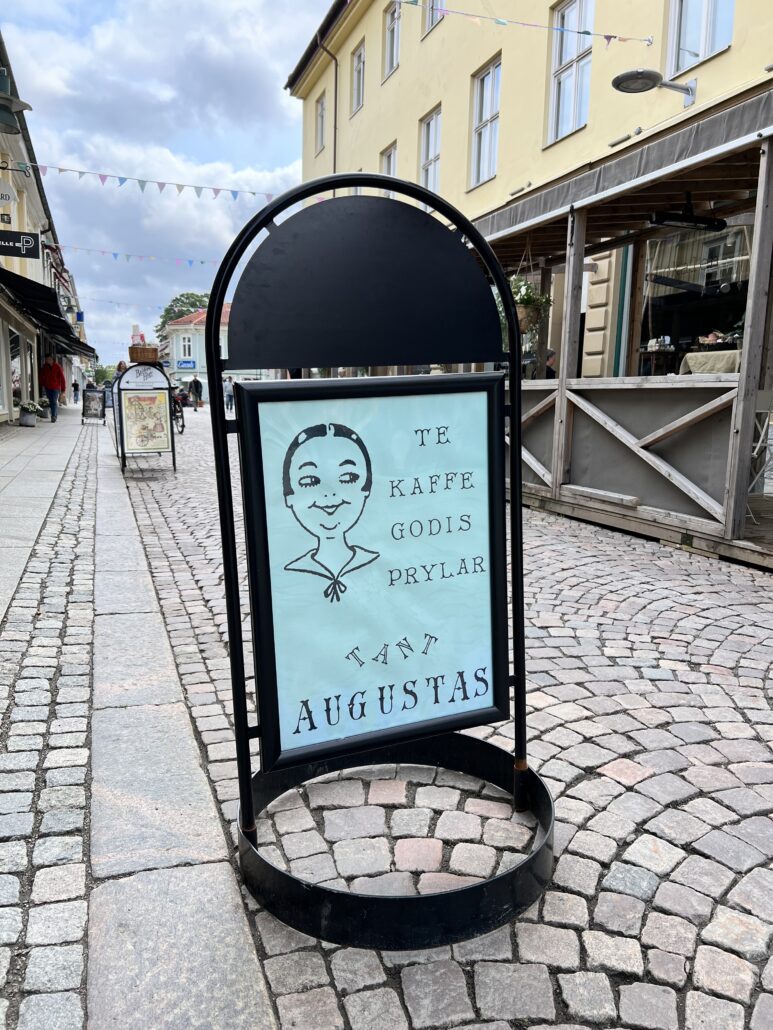 Fristående skylt tillhörande Tant Augustas, typ ’City Sign’ i svart stål.