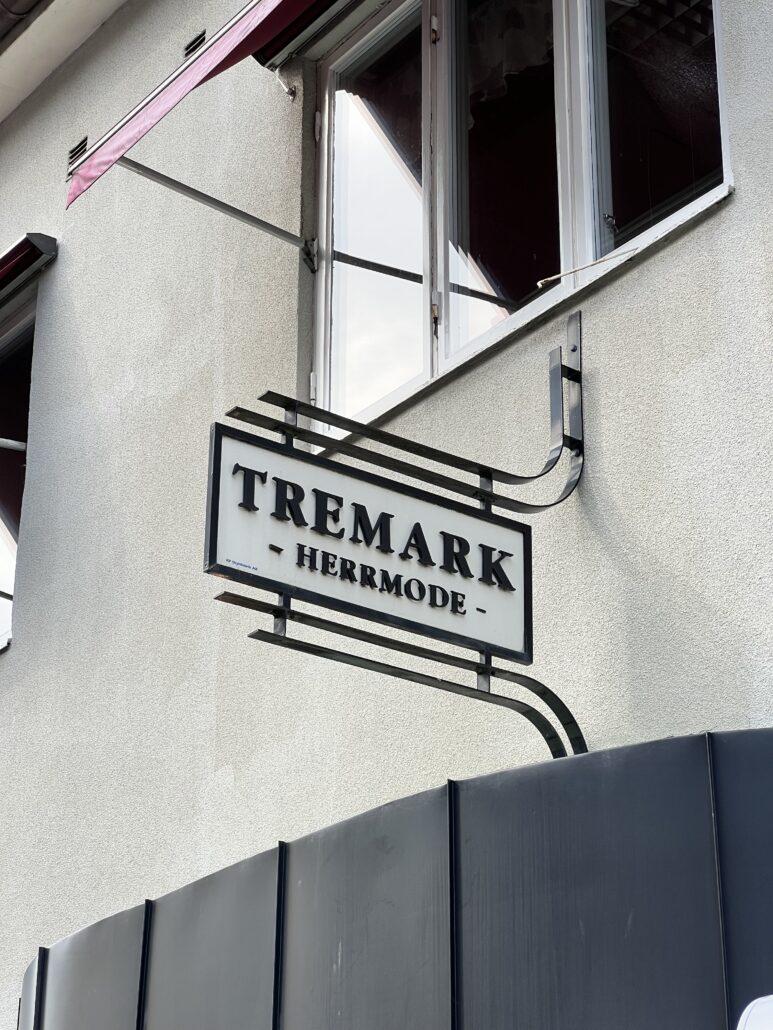 Flaggskylt på Tremark herrmode i kvarteret Pärlan.