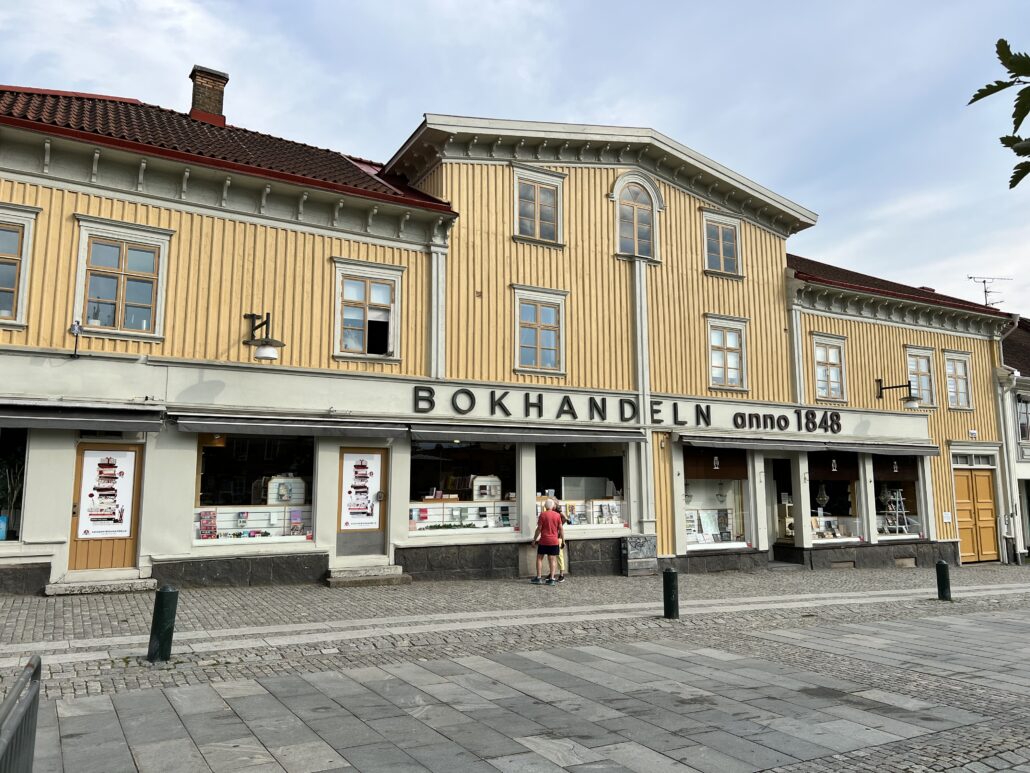 Svenska Akademibokhandeln i Alingsås i ett gult trähus vid Stora torget.