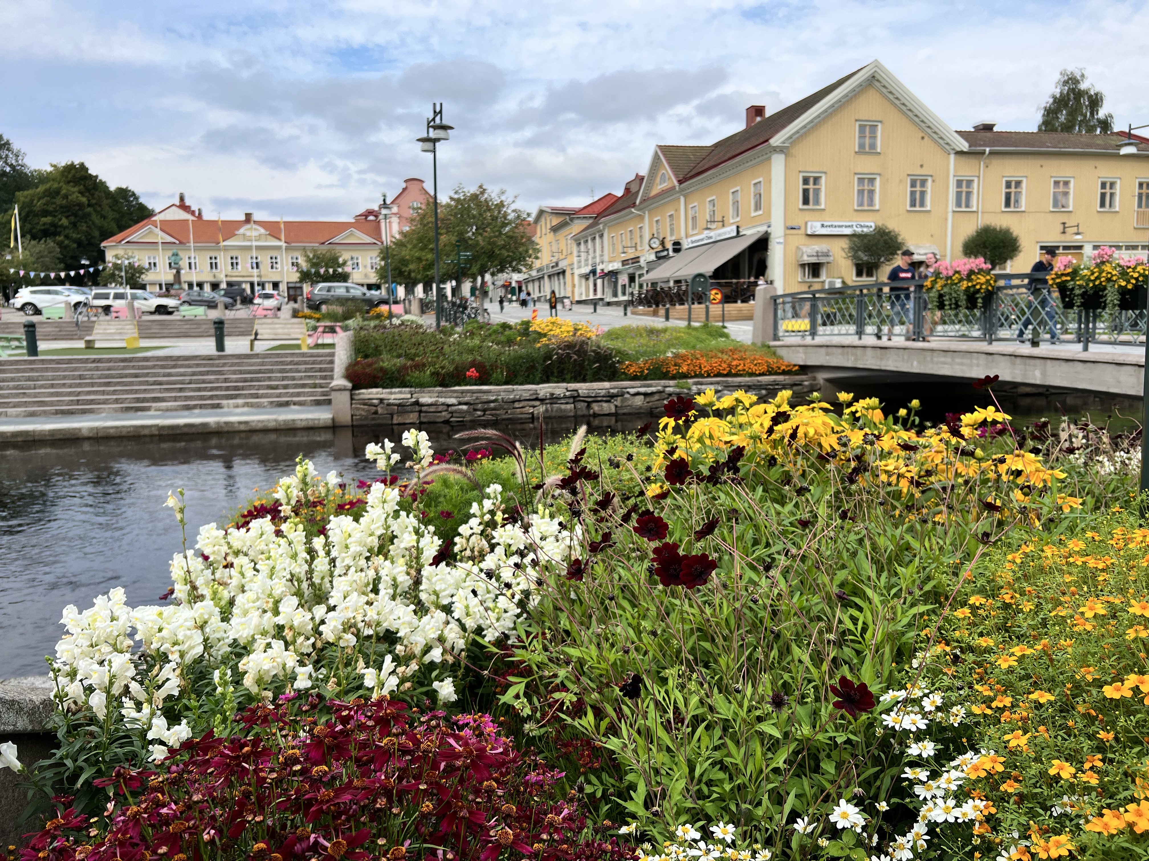 Rabatter längs med Lillån i Alingsås centrum mellan stora och lilla torget.