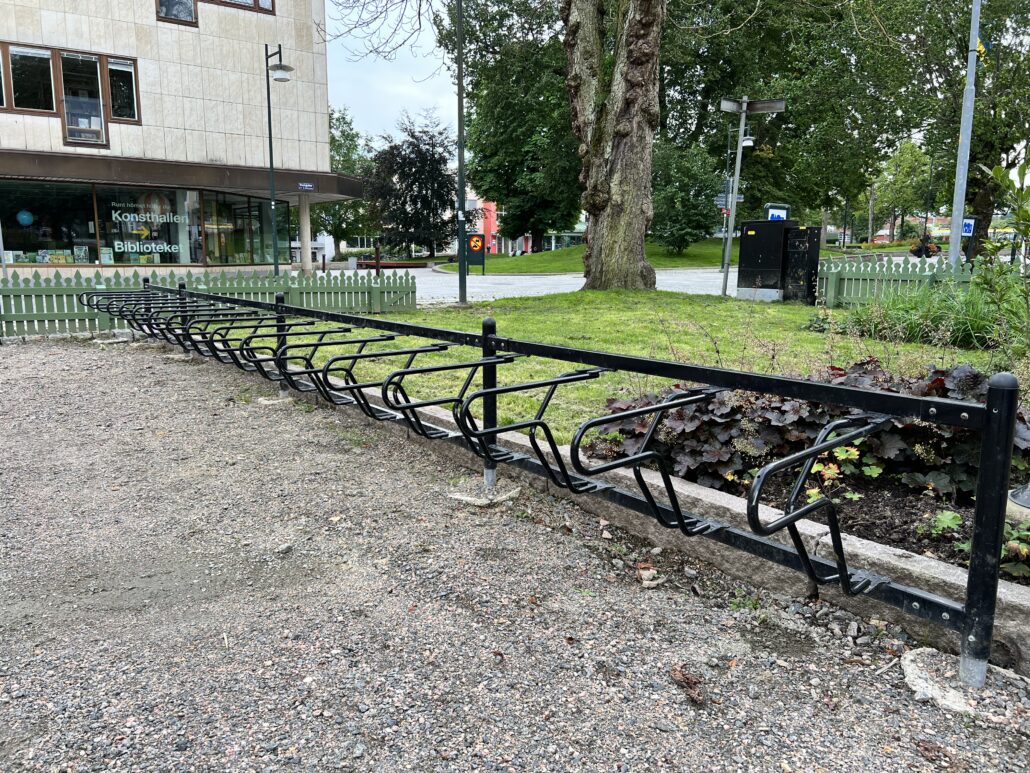 Cykelställ utanför biblioteket.