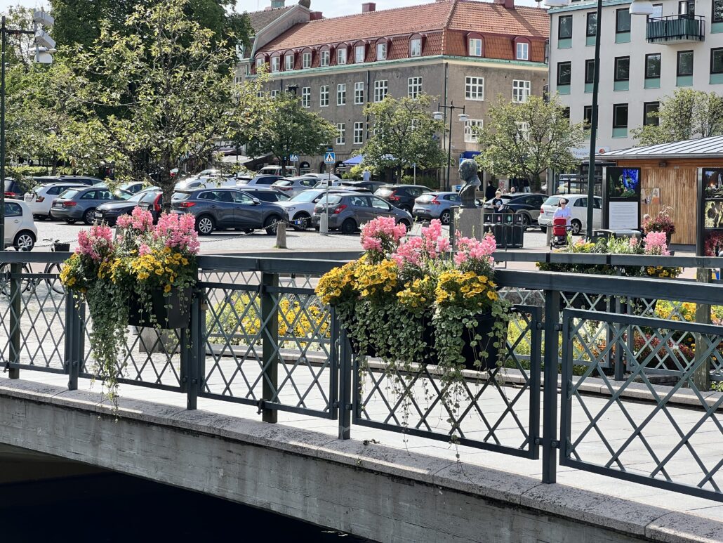 Broräckeslåda på ett broräcke över Lillån i Alingsås stadskärna.