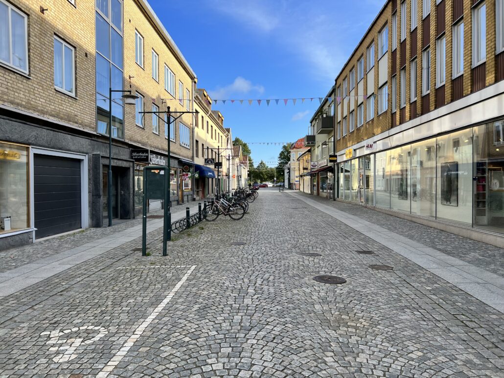 Kullerstensgatan Nygatan i centrala Alingsås söderifrån.