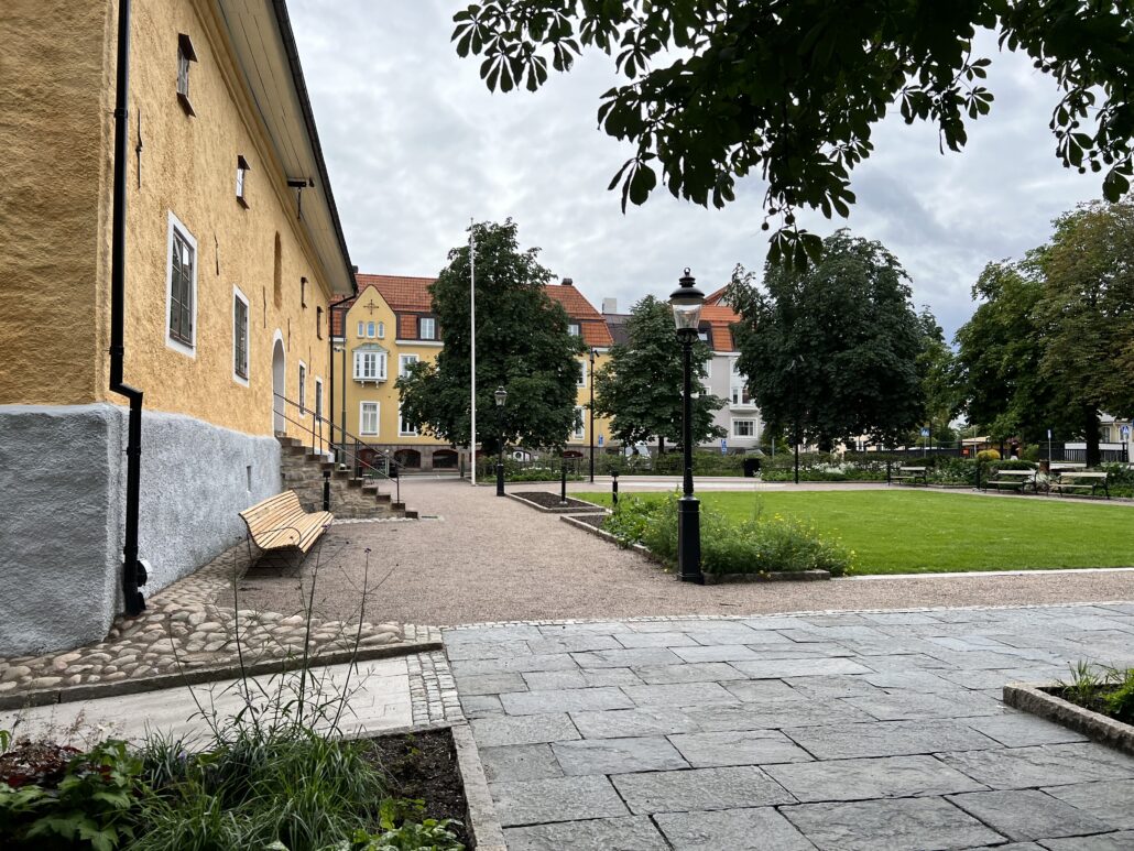 Museiparken med Grand Hotel Alingsås i bakgrunden.