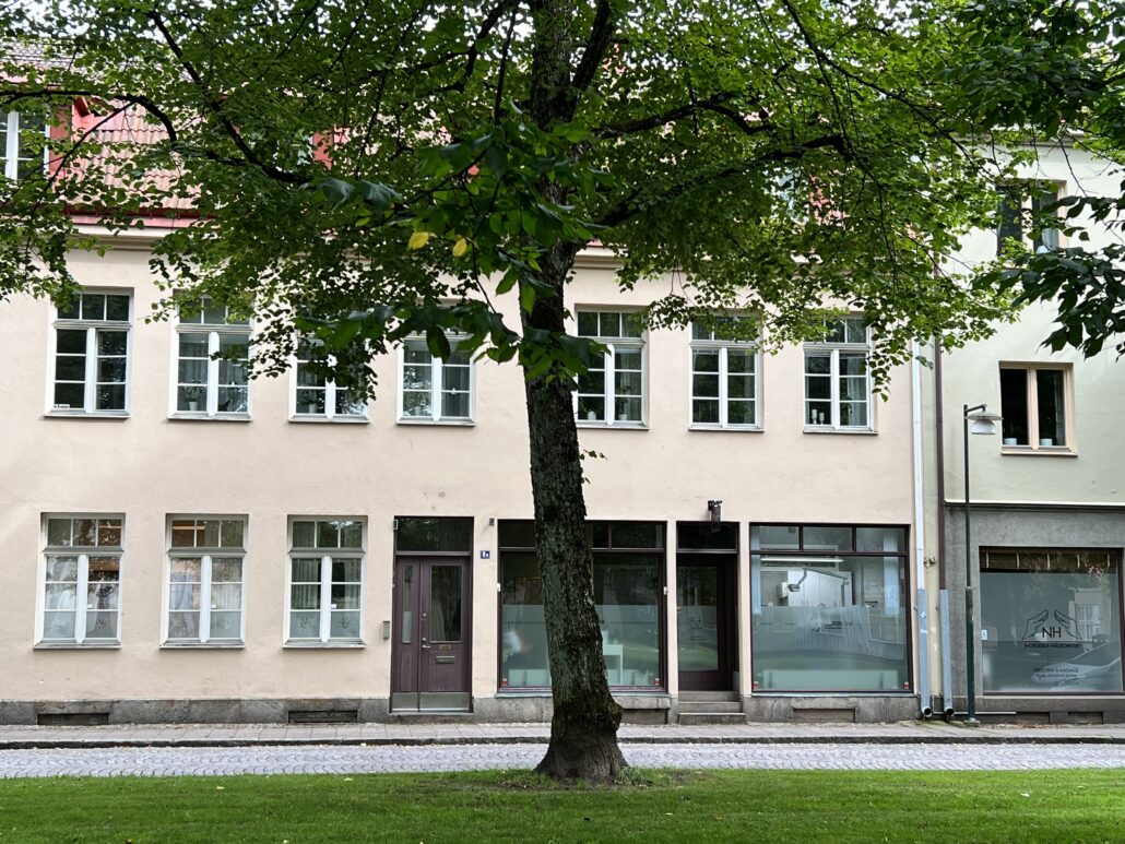 Putsade, beigea stenhus på Östra Kyrkogatan i Alingsås