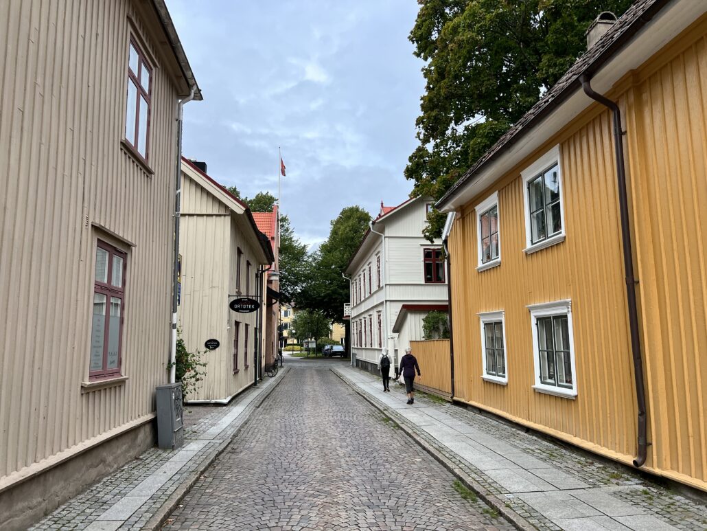 Trähus i olika färger längs Torggatan i Alingsås stadskärna.