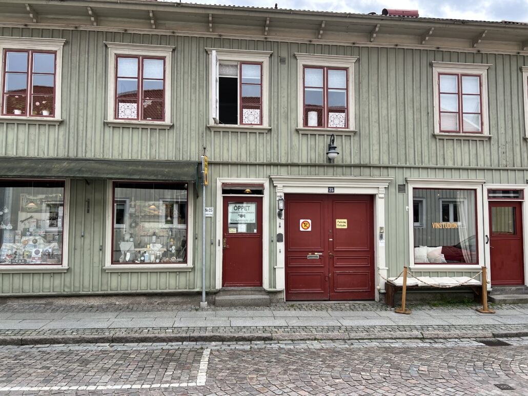 Grönt hus på Drottninggatan i Alingsås med fönster med två fasta spröjsar.