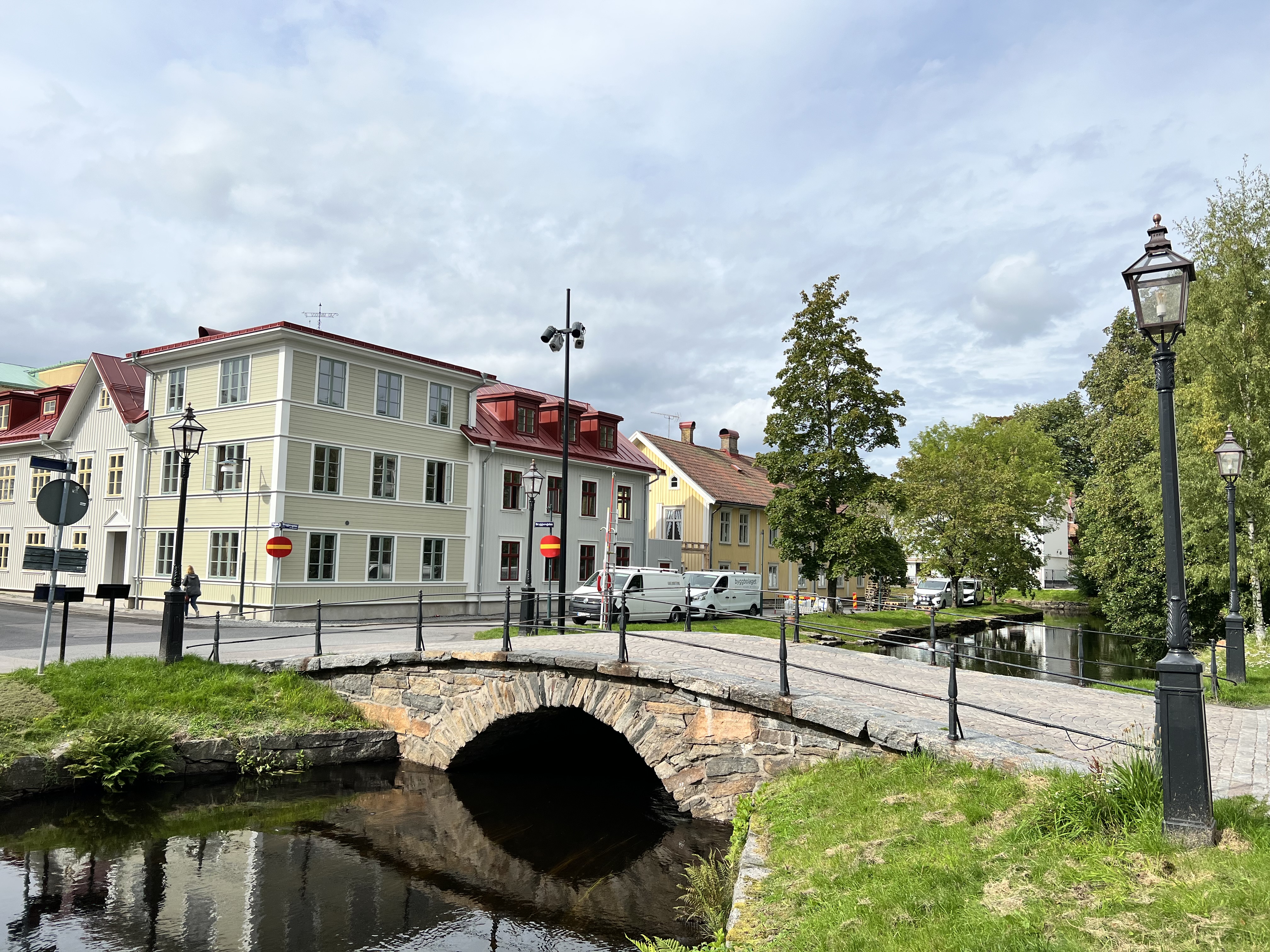 Ny och gammal bebyggelse vid Färgeribron i Alingsås stadskärna