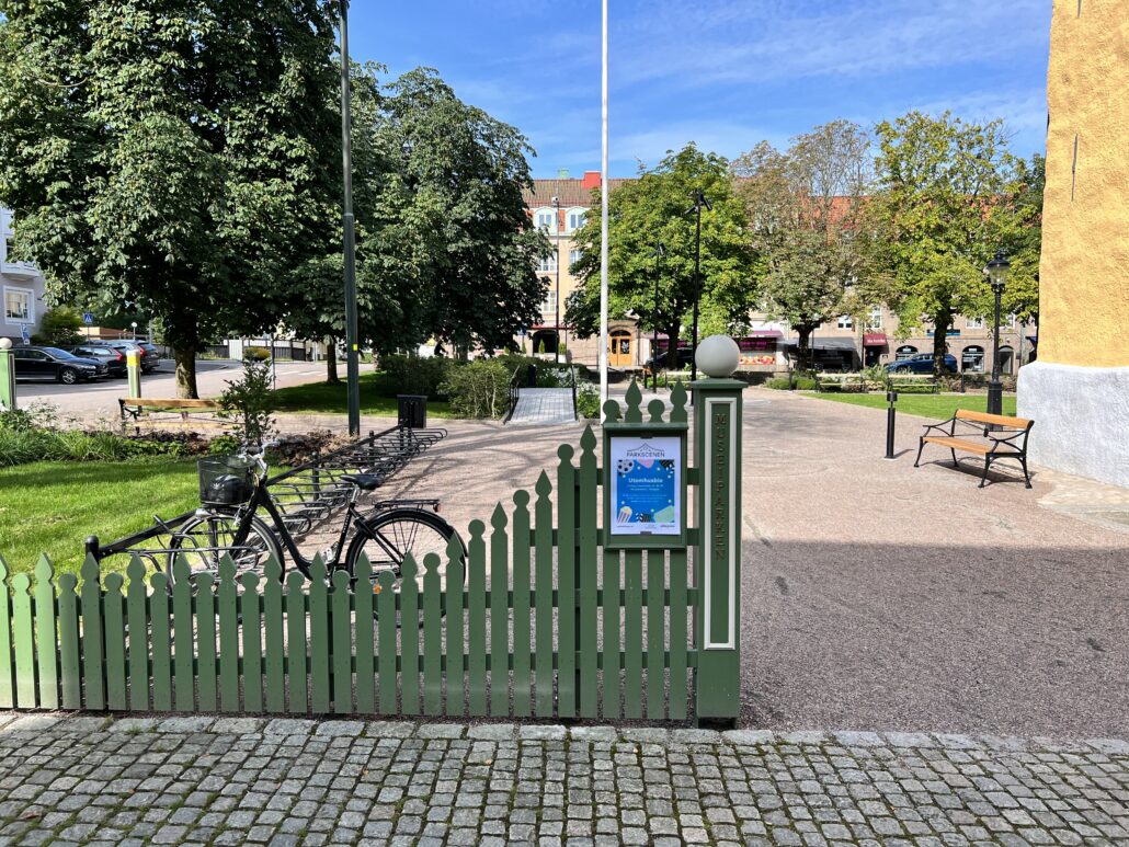 Museiparken i Alingsås stadskärna vid cykelparkeringen åt söder.