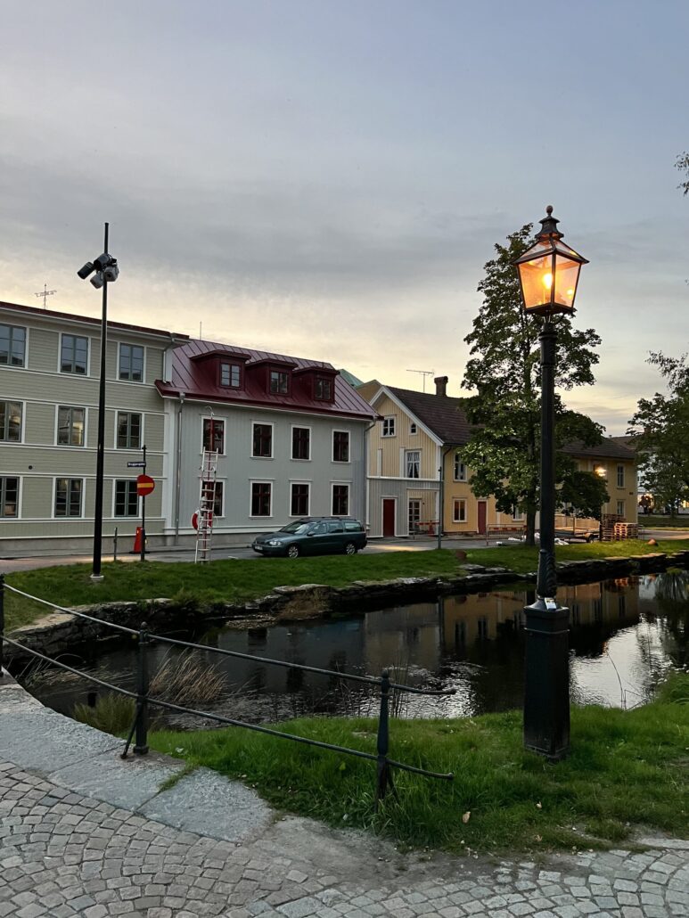 Skymning i Alingsås stadskärna vid Fattigbron över Lillån.