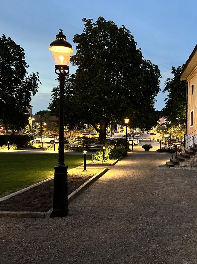 Skymning i Museiparken i Alingsås stadskärna.