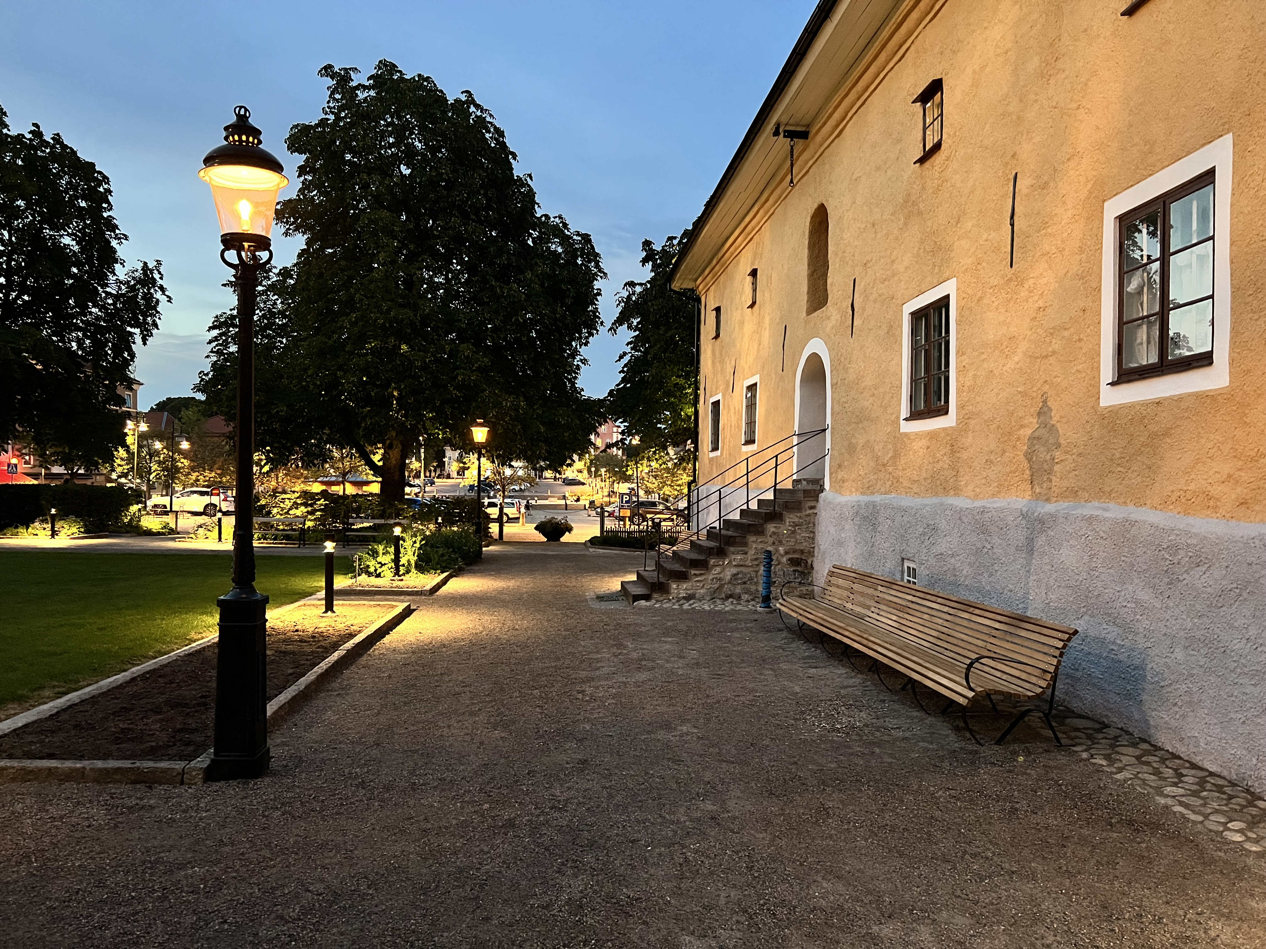 Museiparken i Alingsås stadskärna i skymning.