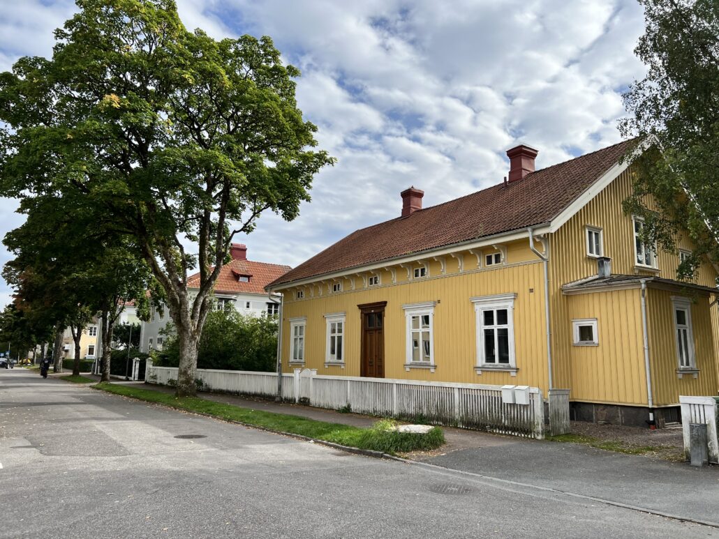 Ett gult hus i trädgårdsstaden vid Södra Ringgatan i Alingsås en solig sommardag