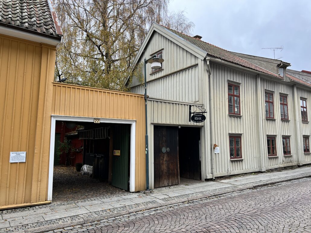 Gul och grön träfasad på Drottninggatan i Alingsås stadskärna.