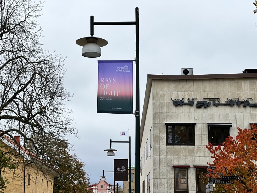 City dressing för Lights in Alingsås i stadskärnan framför Kulturhuset, Alingsås museum och Grand Hotel Alingsås.