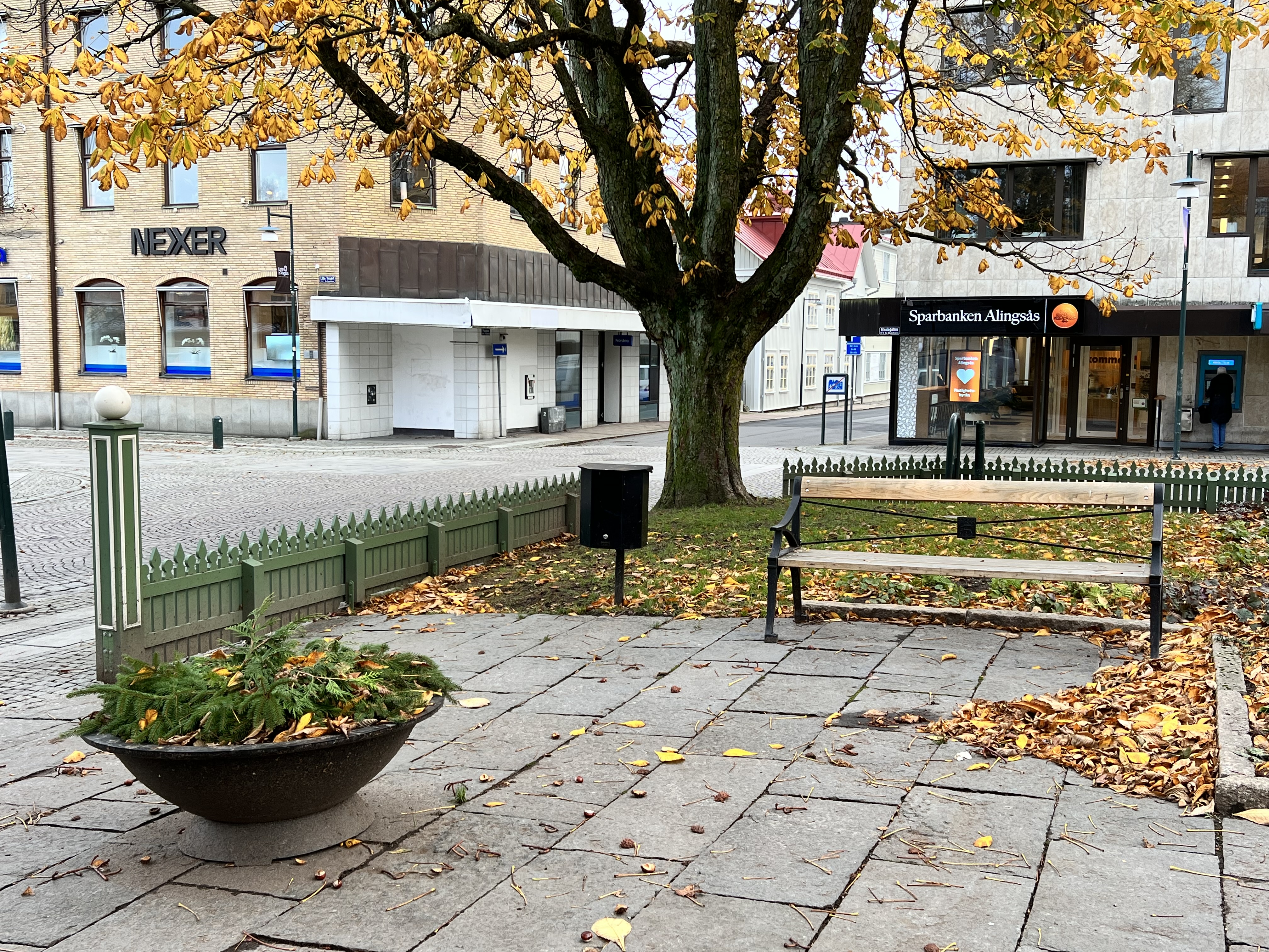 Svart Rubena papperskorg i Museiparken.