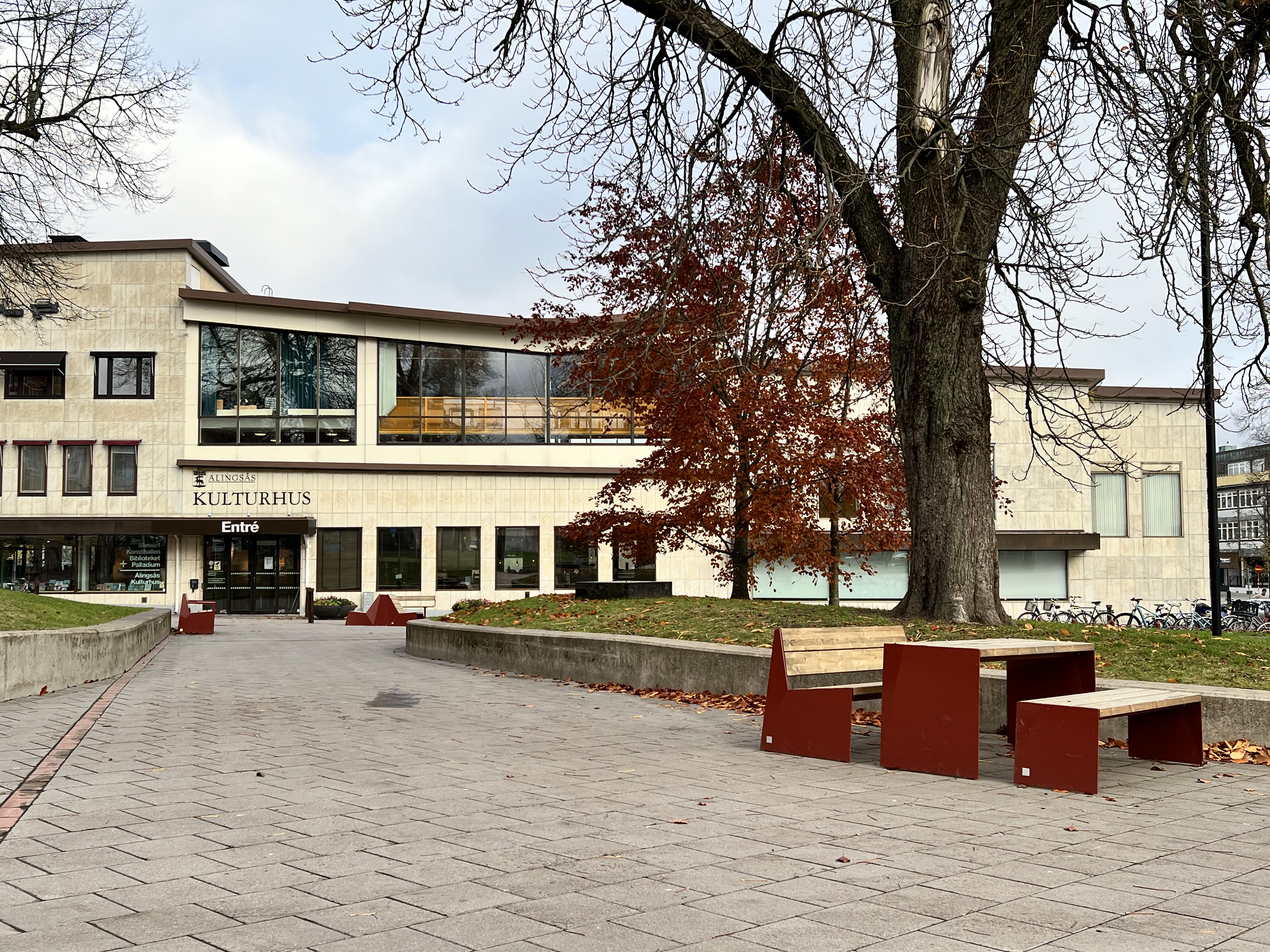 Olika typer av sittplatser i Åmanska parken framför Kulturhuset.